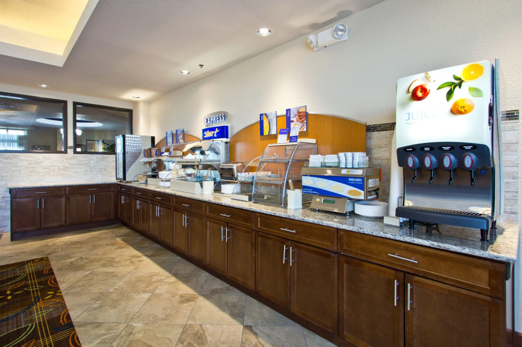 Holiday Inn Express and Suites Denver East Peoria Street by IHG