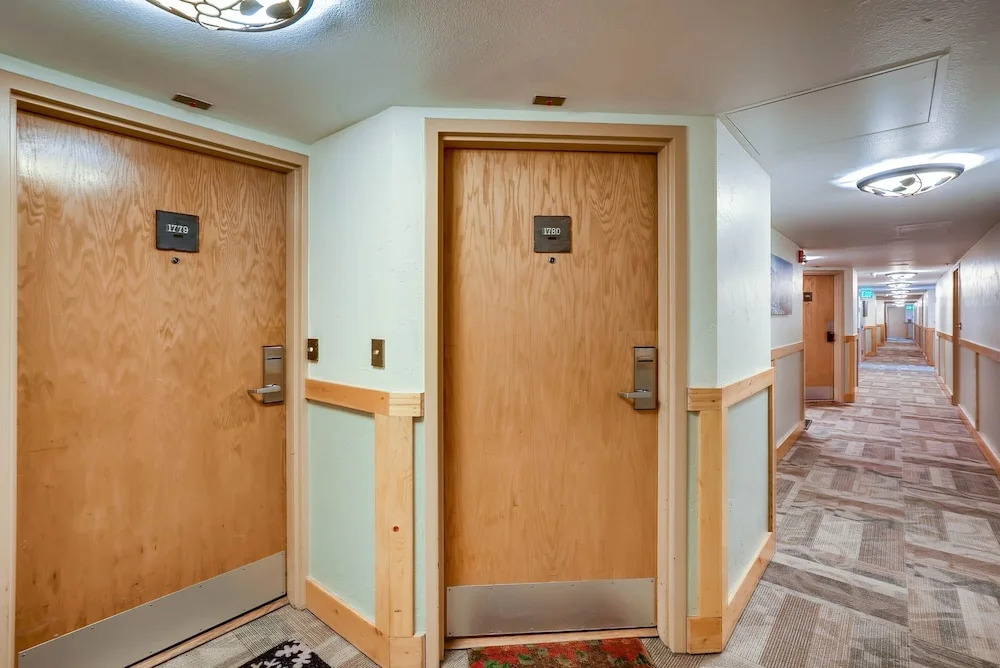 Spacious Remodel, 4br, Minutes To Conf Center & Slopes! 4 Bedroom Condo by RedAwning
