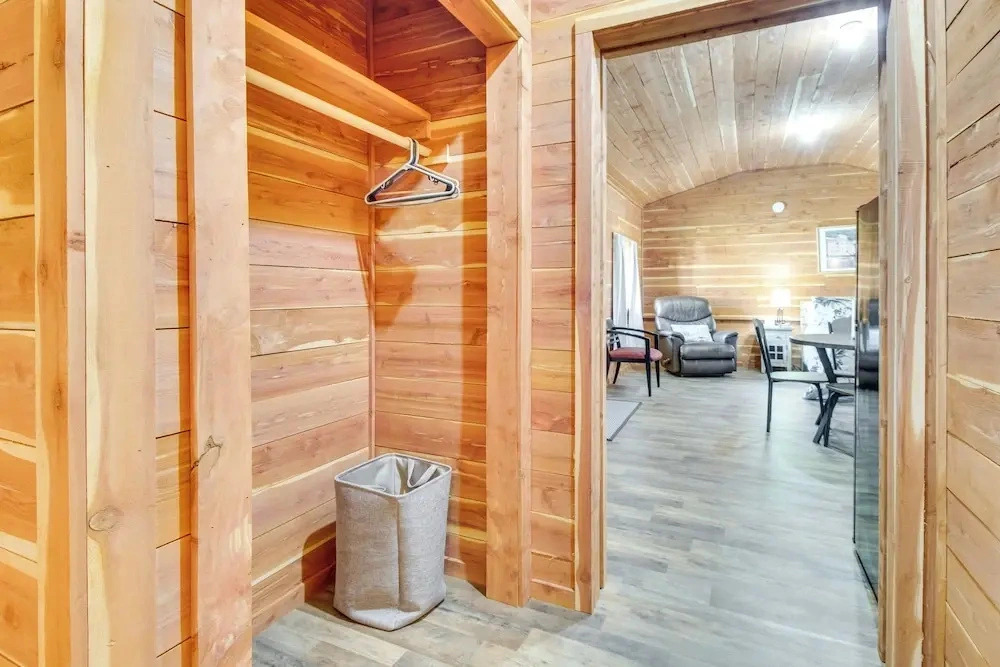 Half-mi to Bull Shoals Lake Access: Anglers Cabin