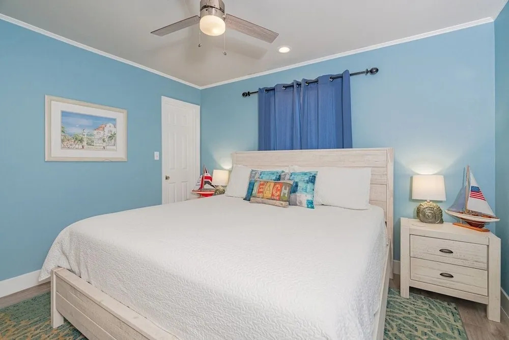 Beachside Villa 2 Bedroom Condo by Redawning