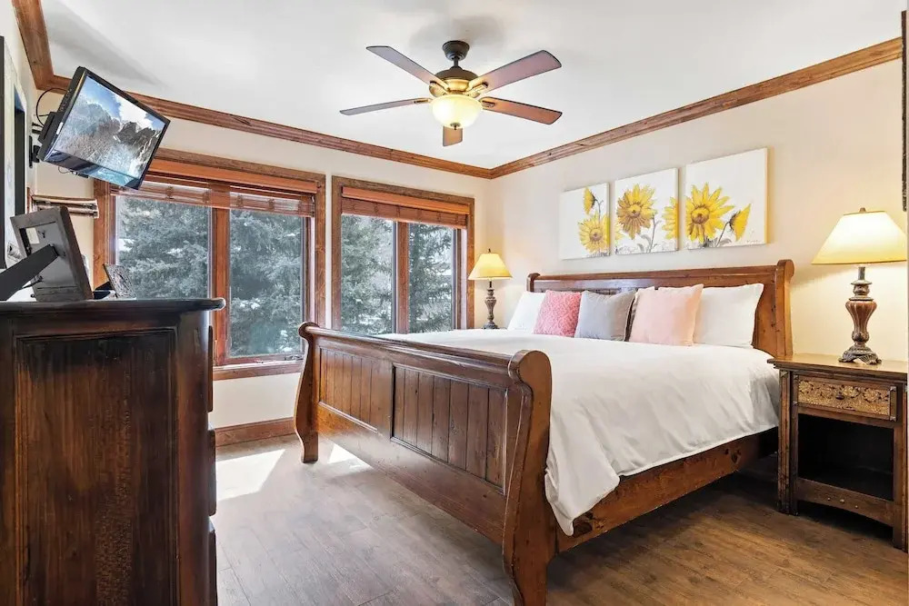 Ghostriders 11 by Avantstay Top Floor Condo w/ Large Patio & Mountain Views!