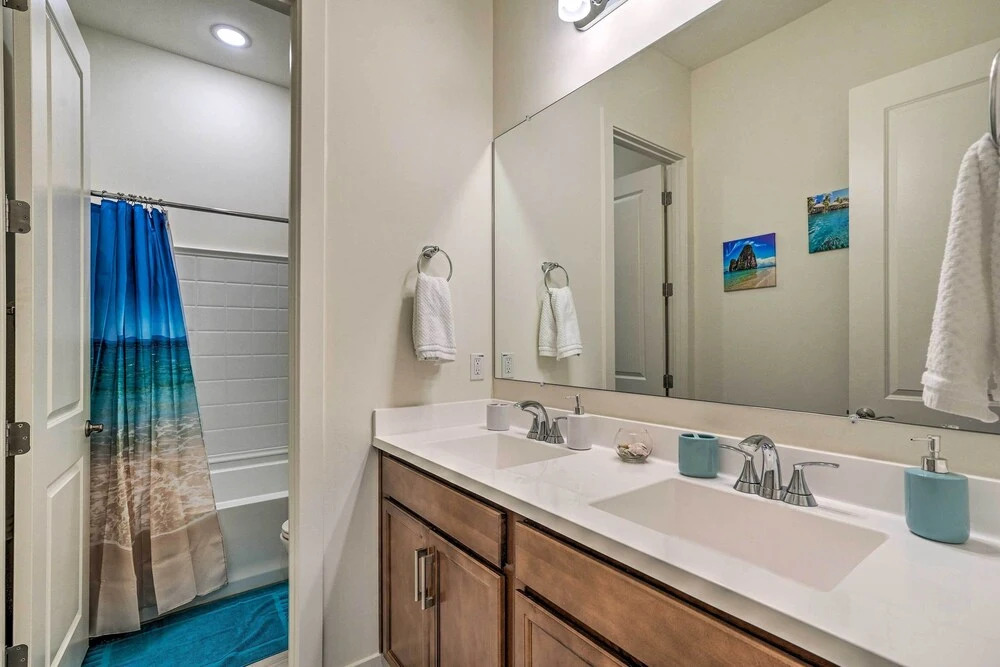 Modern Glendale Getaway ~ 3 Mi To Stadium!