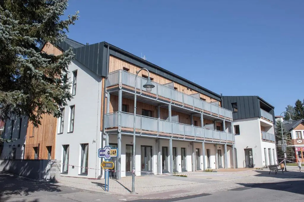 Enjoy Harrachov - Atraktivní klidný klimatizovaný apartmán 20 v centru Harrachova, parkováním s wallboxem EV, Wifi, herní konzolí, Ipad, Netflix, výhledem do zahrady a na romantický kostelík