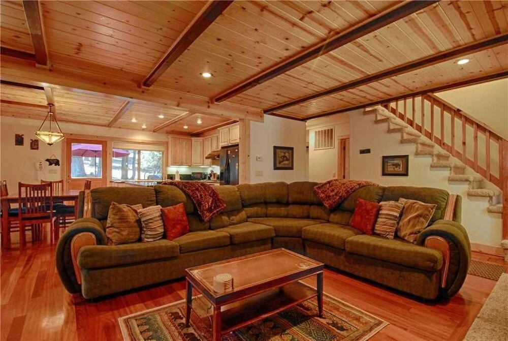 Lazy Bear Lodge W/huge Deck and Hot Tub! #247