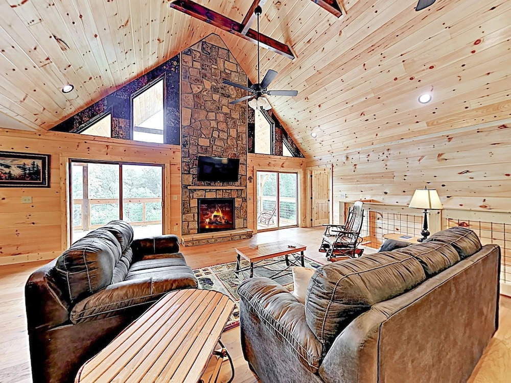 New Listing! Gorgeous W/ Mountain Views 3 Bedroom Cabin