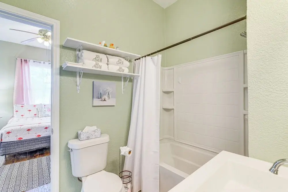 1/2 Mi to Seawall! Family Home w/ Furnished Patio