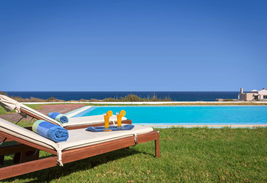 CRISTELIA SEAFRONT & POOL VILLA