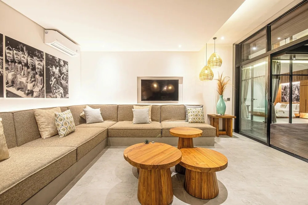 Elegant 6BR Canggu Villa Steps From the Ocean