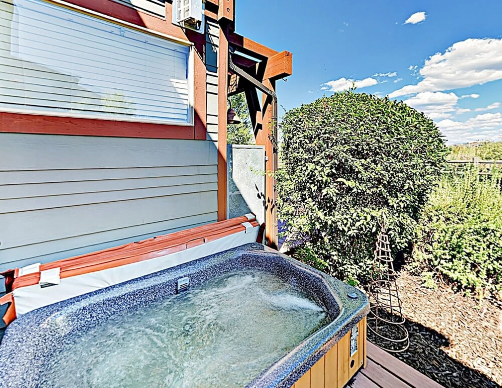 New Listing! Newpark Townhome W/ Hot Tub 2 Bedroom Townhouse