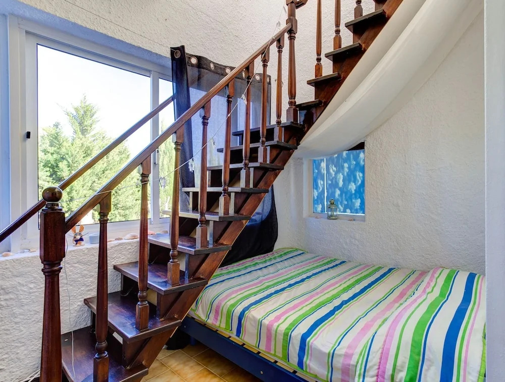 6 Centeanes Clifftop Apartment sea Views and st