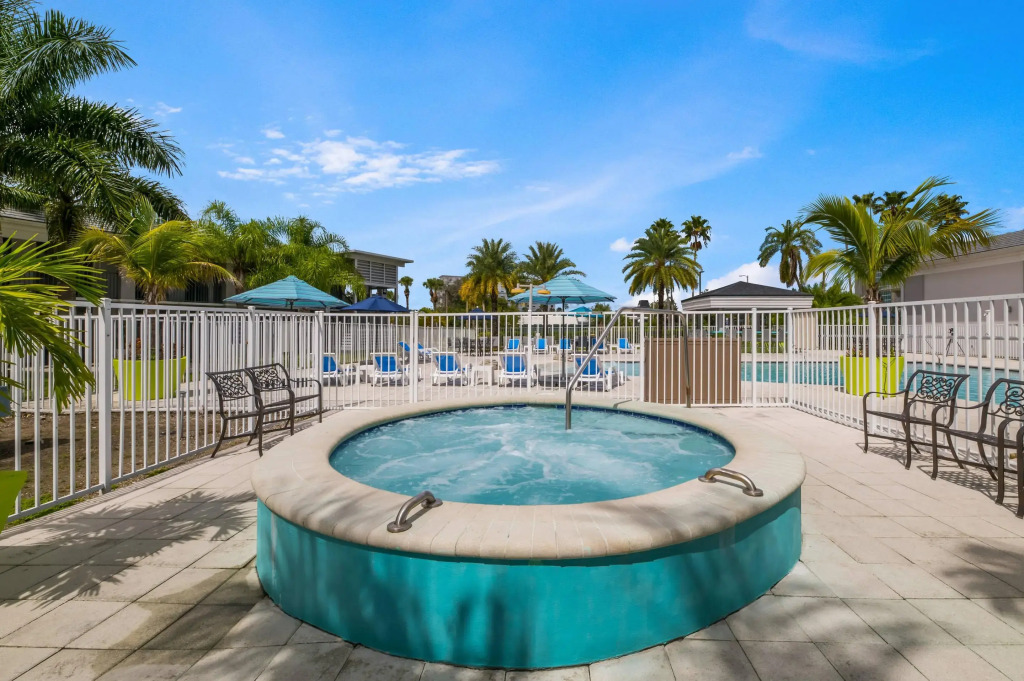 Clarion Inn & Suites Across From Universal Orlando Resort