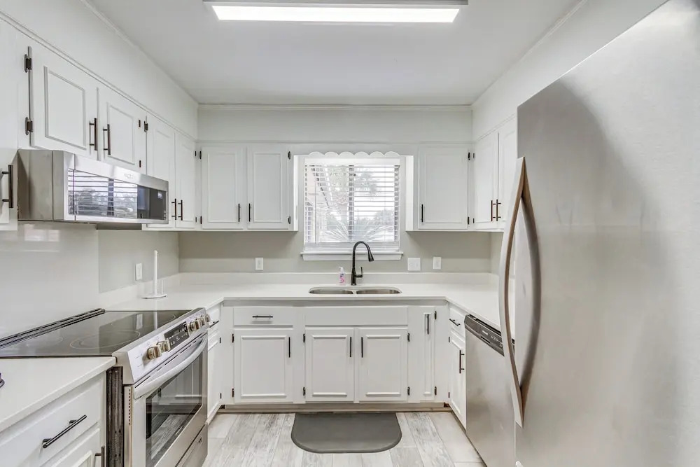 Pensacola Home w/ Screened Porch: 10 Mi to Beach!