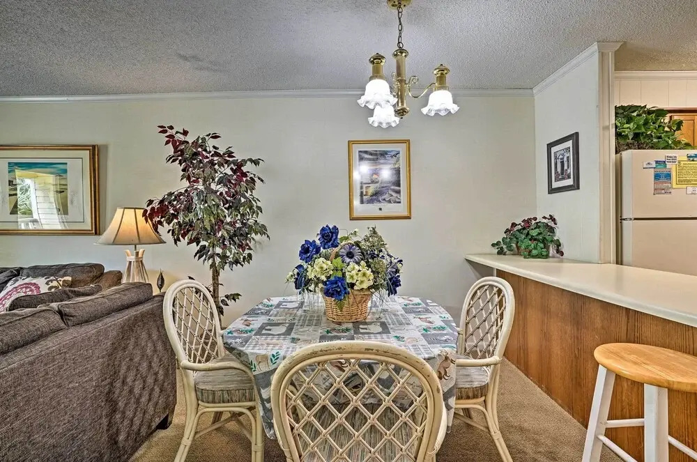 Coastal Condo With Pool Access - Walk To Beach!