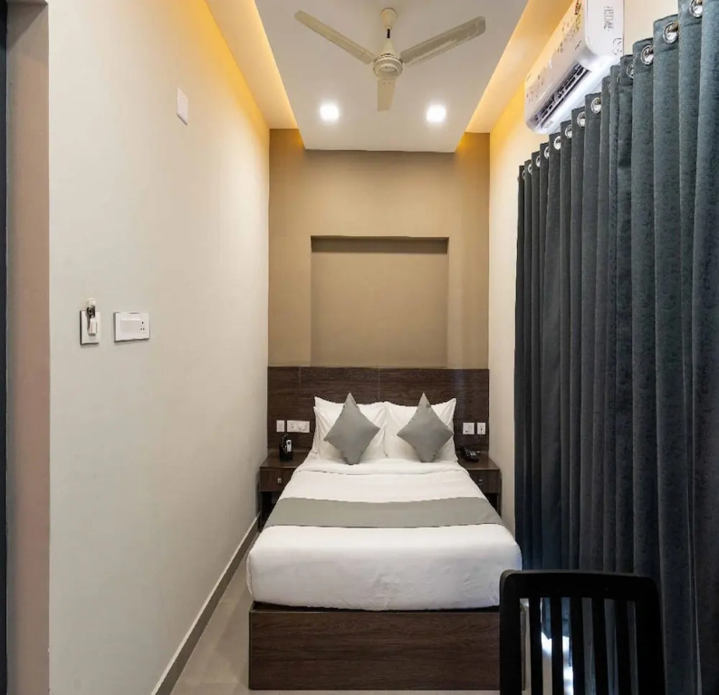 Saravana Grand Suites - A Unit of Saravana Bhavan Veg Tables Kochi