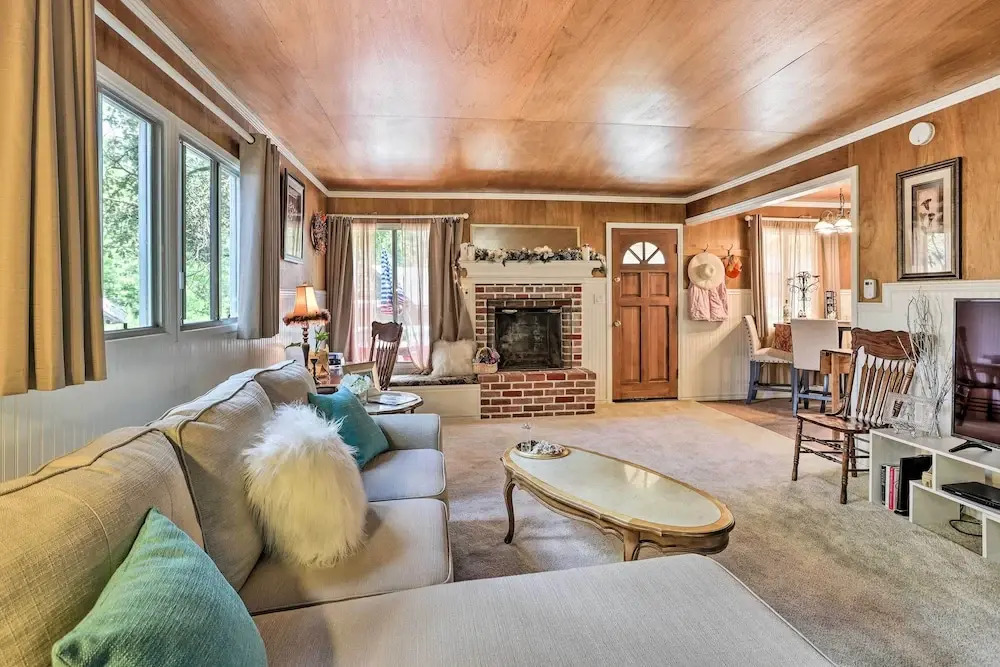Cozy Crestline Cabin, Close to Lakes, Parks!