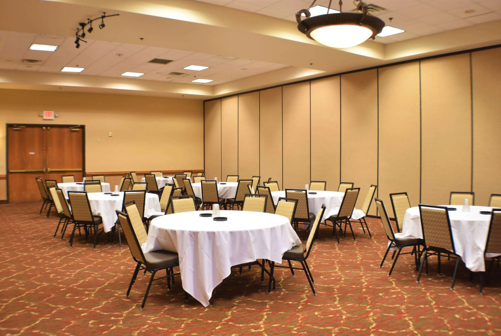 Ramada by Wyndham Sioux Falls Airport - Waterpark Resort & Event Center