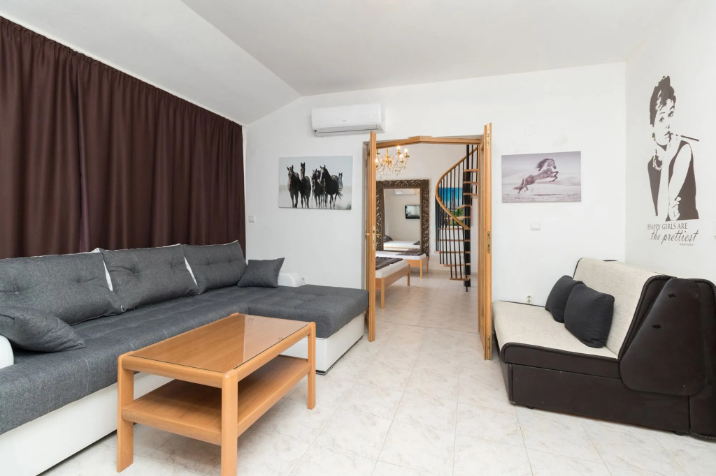 Rooms & Apartment Hegic with parking