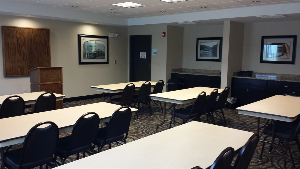 Holiday Inn Express & Suites Emporia Northwest by IHG