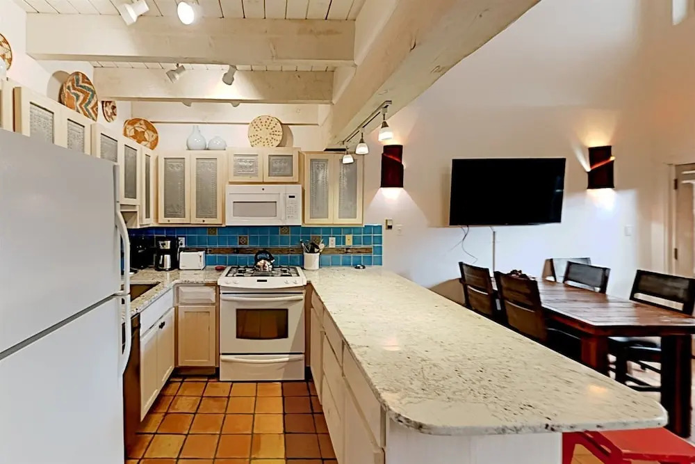 Casa Monzon - Perfect Location, Bright and Sunny Interior