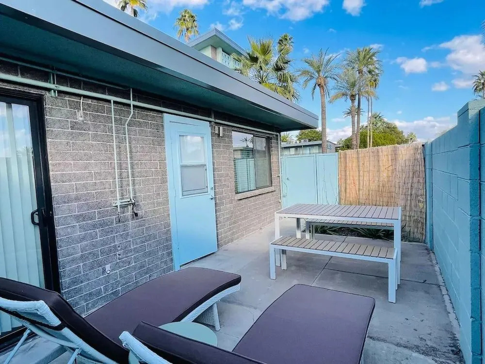 Walkable OTS Mid Century Condo-Pool