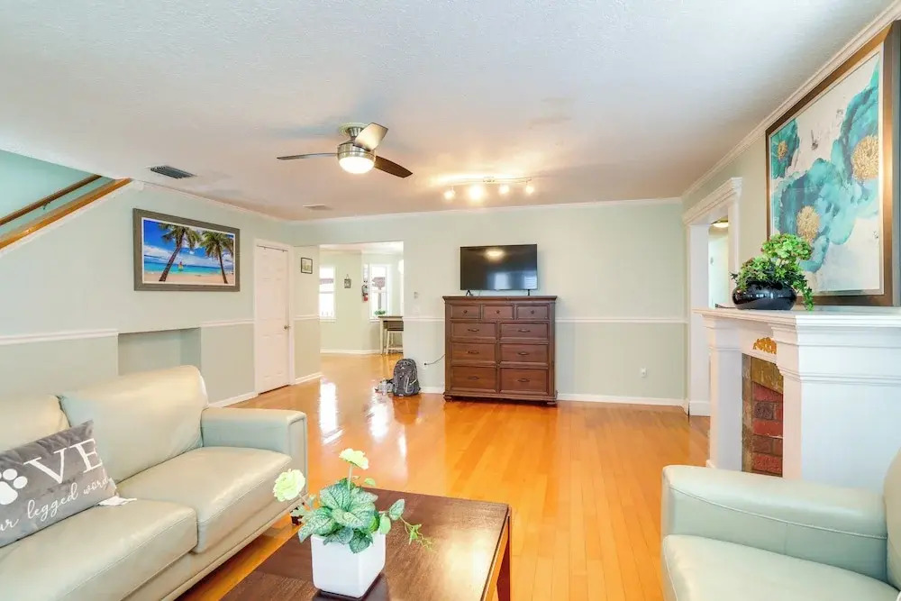 4 Mi to Beaches: Alluring Largo Hideaway!