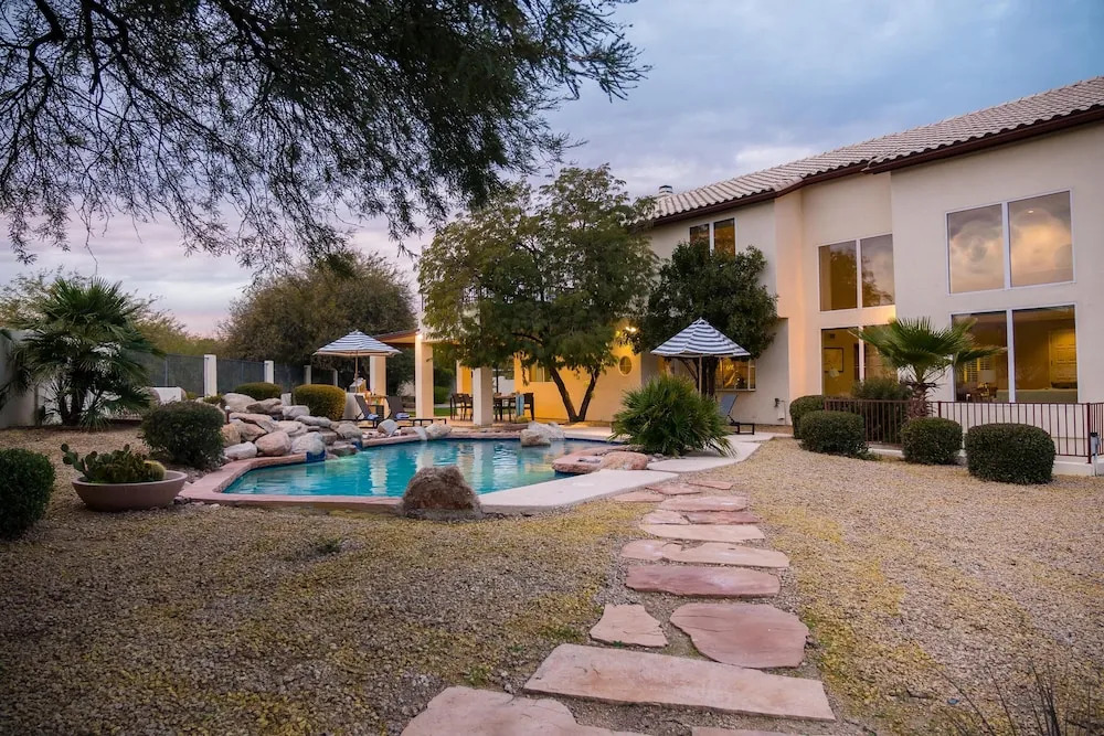 Sandstone by AvantStay Spacious Desert Oasis w Pool BBall Crt Movie Room