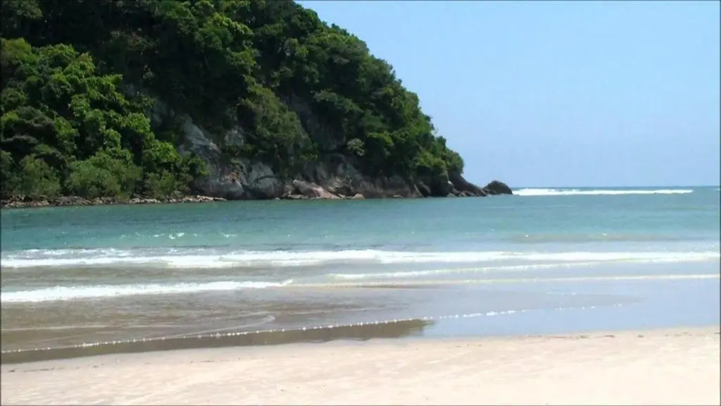 Bertioga, Praia Guaratuba, Costa do Sol - Ampla casa, nova, 4 suítes c/piscina