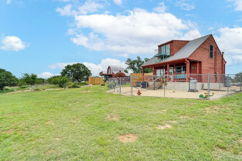Pet-Friendly Fredericksburg Cabin w/ Hot Tub