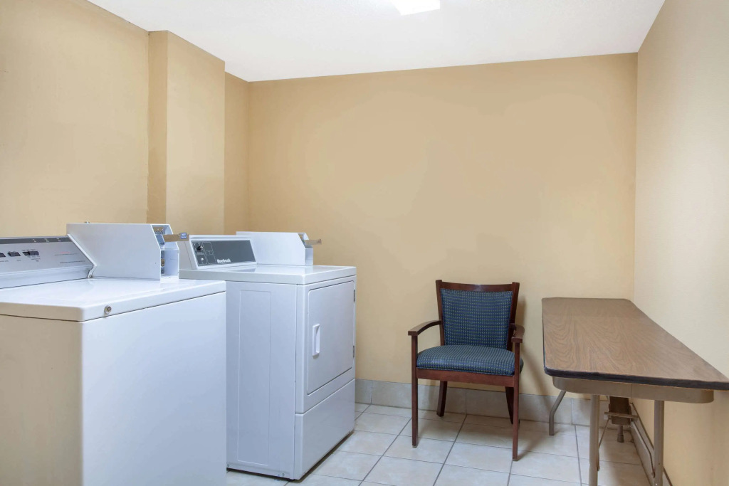 Days Inn by Wyndham Clinton - Laurens I-26