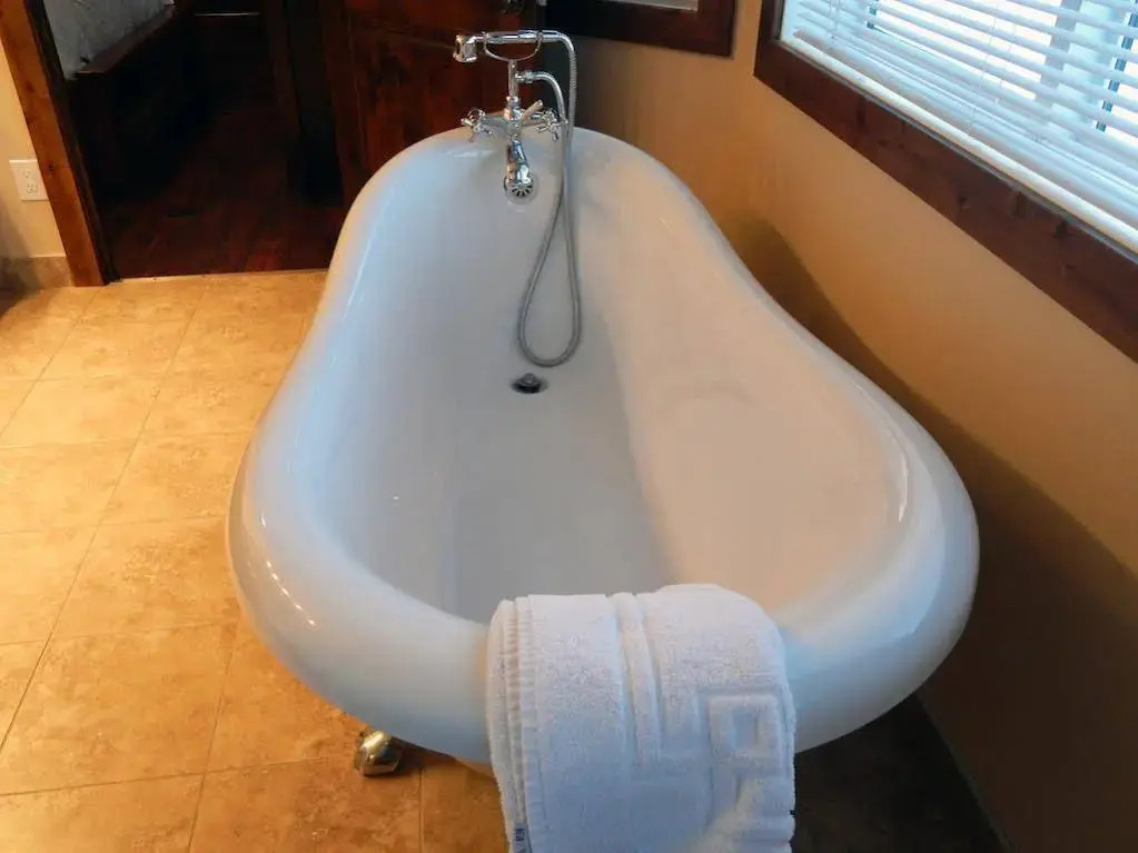 River to Peaks Inn
