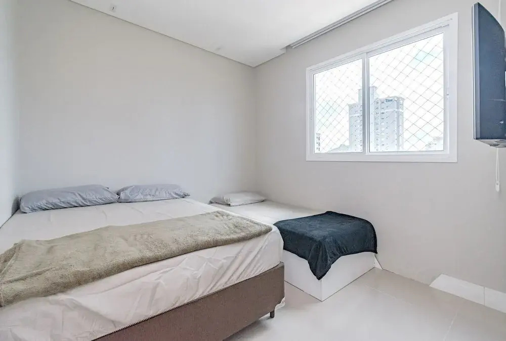Apartamento no Centro com 3 su tes a 400m da Praia