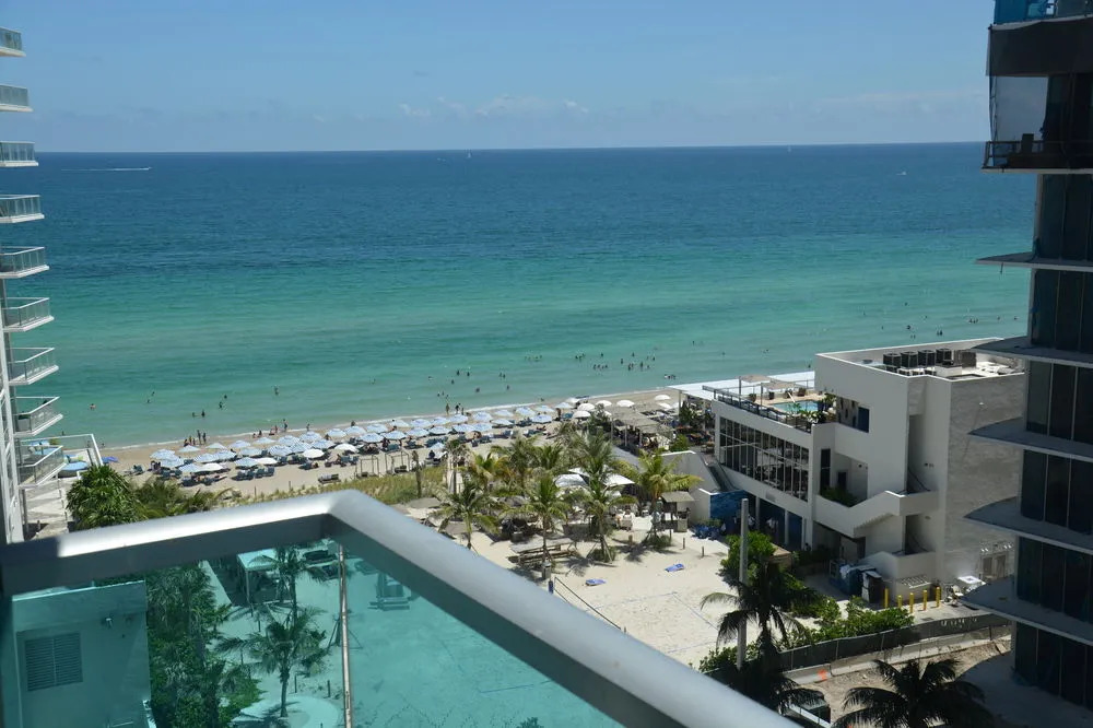 Hollywood apartment by the sea