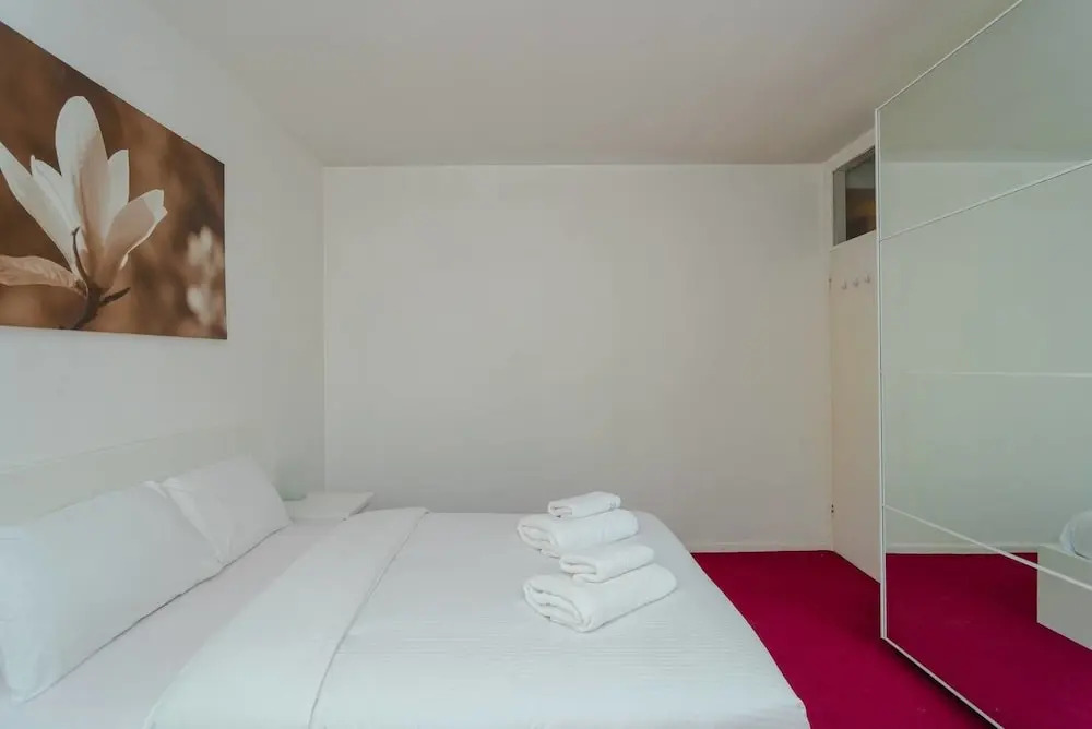 Bright 1 Bedroom Home W/balcony