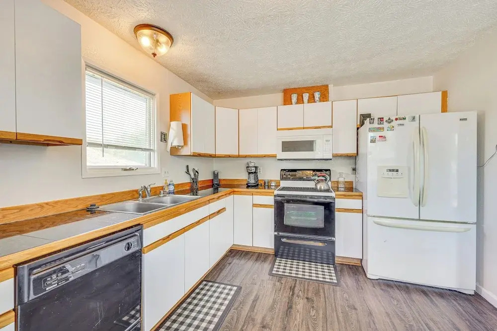 5 Mi to State Park: Mtn-view Apt in Anchorage