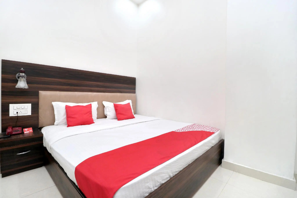 OYO 16379 Hotel LivInn Hub