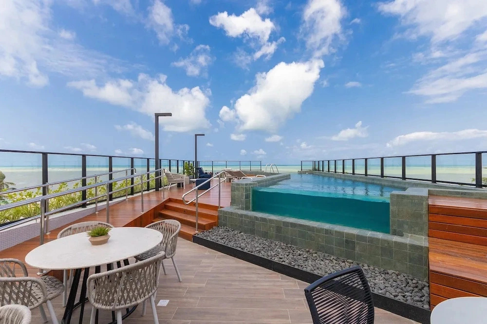 Breeze Residence #302 Beachfront by Carpediem