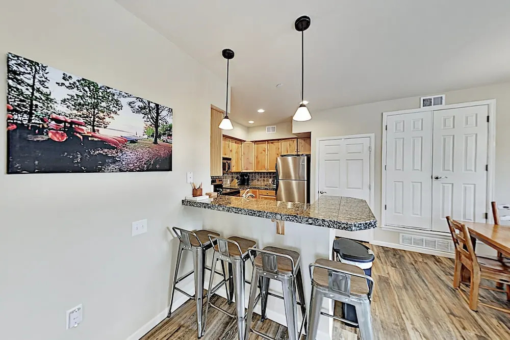 New Listing! Stylish W/ Garage & Hot Tubs 3 Bedroom Condo