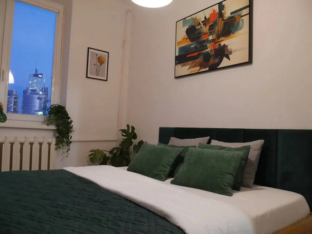 Spacious Designer 4-room Apartment in Center