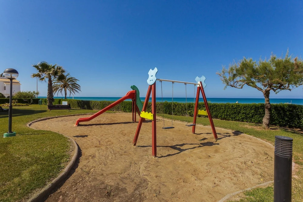 Beautiful 2-Bed first beach line apartment for 6