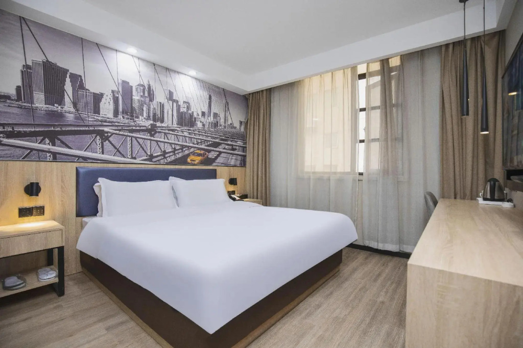 Qingmu Select Hotel (Nanjing University of Aeronautics and Astronautics Cuipingshan Subway Station)