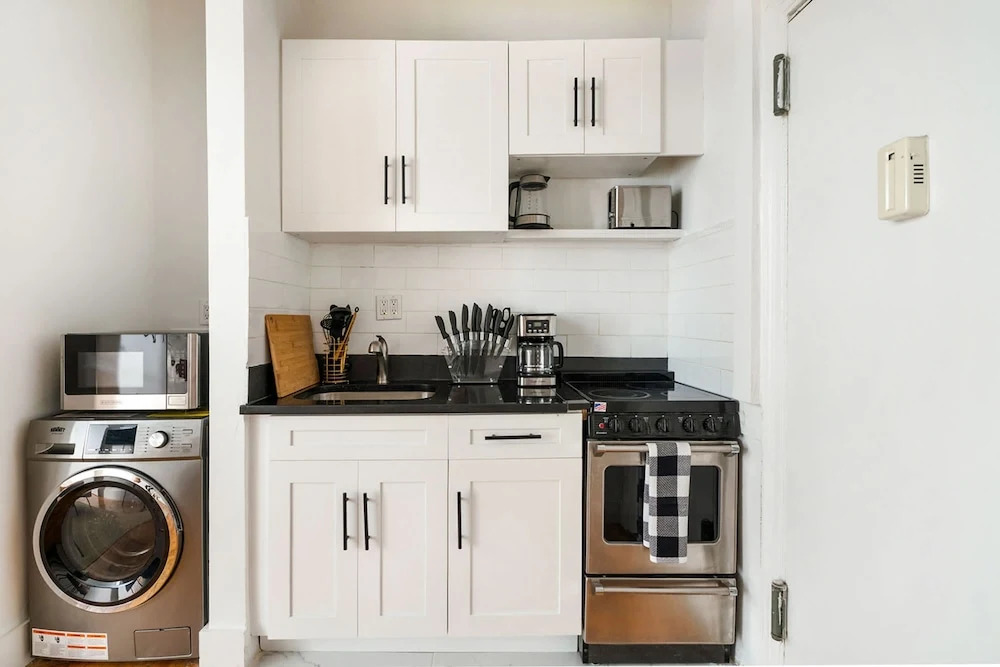 444-1a Beautiful 1BR Midtown West