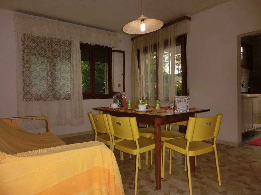 Central and bright villa with garden and parking