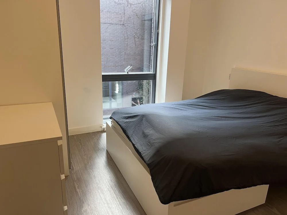 Charming 2-bed Apartment in Salford Newly Built