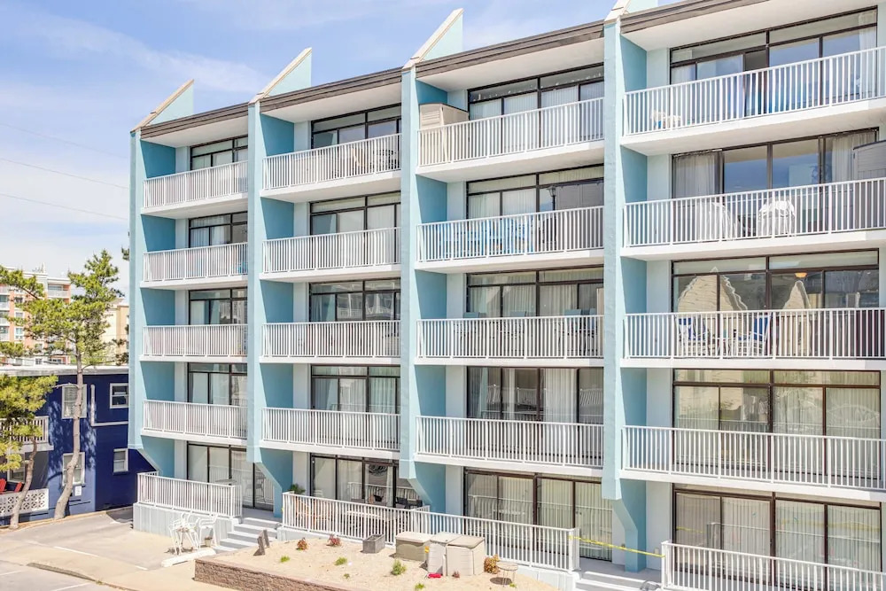 Walk to Shore: Retreat w/ Balcony in Ocean City