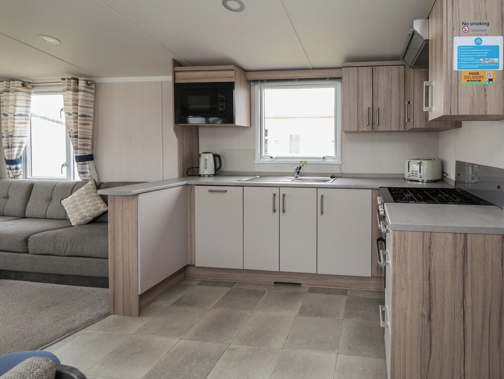 Caravan B8