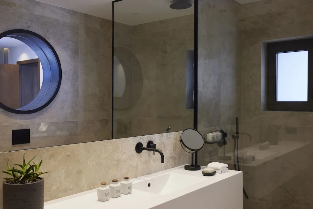 Aernia Suites & Art