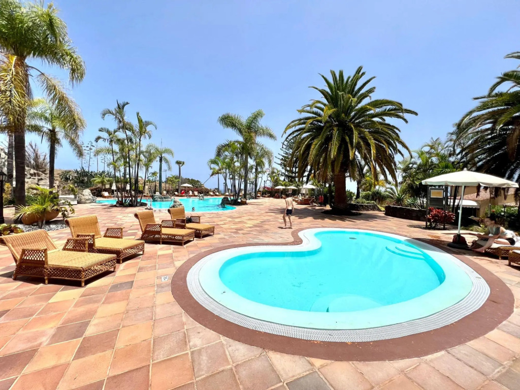 One bedroom, high floor, ocean views, pool