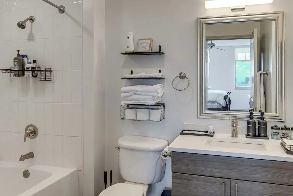 1 Mi to DCA Airport: Potomac Yard Apt w/ Pool