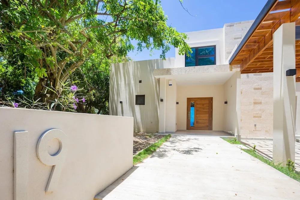 West Bay Breeze 3 Bedroom Home by RedAwning