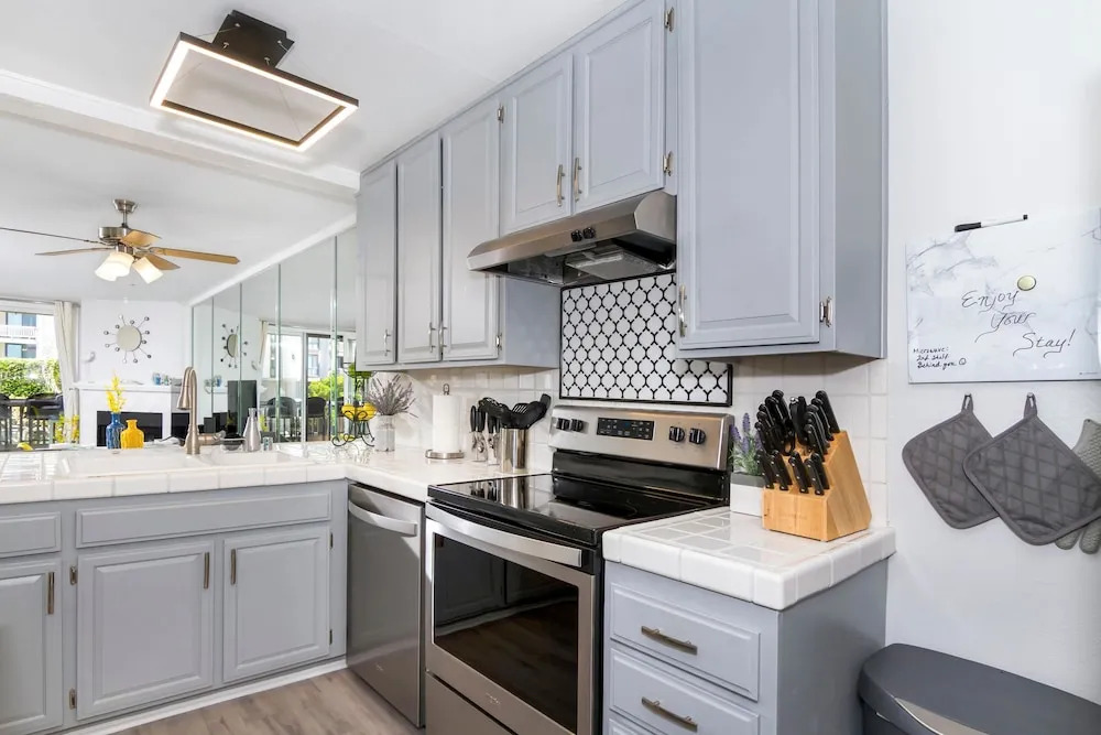 Modern condo with access to pool & hot tub in great location
